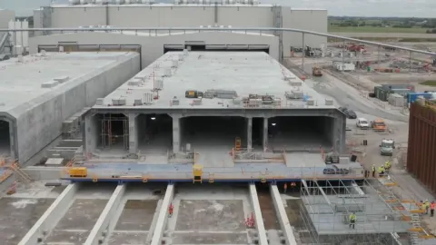 73 bin tonluk beton kutuyu denizin dibine indirdiler: İki ülkeyi 10 dakikada birbirine bağlayacak