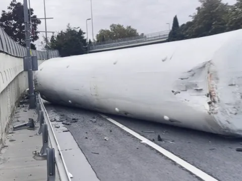 Bakırköy'de tanker devrildi: 1 kişi yaralandı - fotoğraf 3