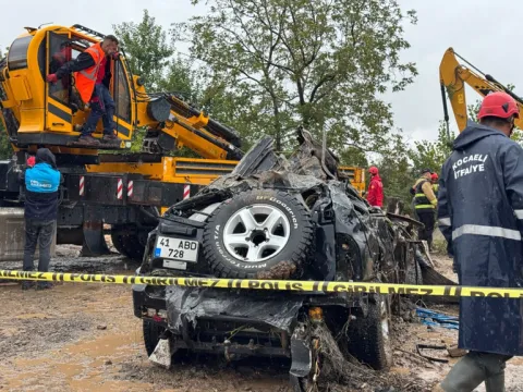 Kocaeli'de sel sularına kapılan 1 kişi halatlarla kurtarıldı! Kayıp 1 kişi ise aranıyor - fotoğraf 3