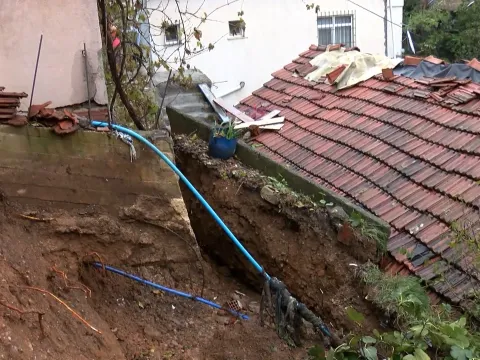 Beykoz'da korkutan olay: İstinat duvarı çöktü, 3 katlı bina boşaltılıyor! - fotoğraf 1