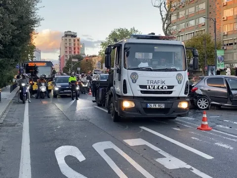 İstanbul'da dehşet anları: 5 aracın karıştığı zincirleme kaza kamerada - fotoğraf 2