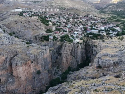 Yürekleri ağza getiren ev Diyarbakır'da ilgi odağı oldu: Kanyonun ortasında yaşıyorlar - fotoğraf 4