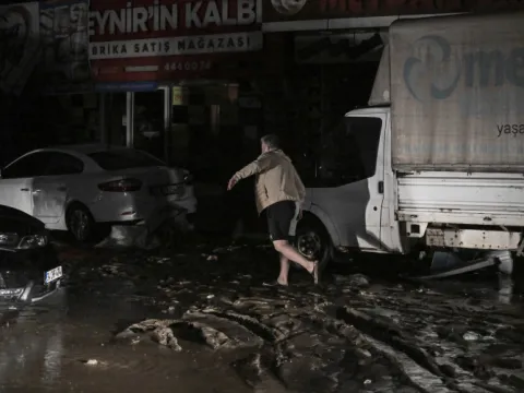 İstanbul'u sağanak vurdu: Yollar göle döndü, araçlar suya gömüldü - fotoğraf 1