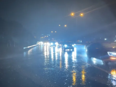 İstanbul'u sağanak vurdu! Yollar yine göle döndü - fotoğraf 1