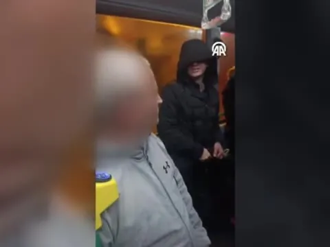 Kadıköy'de İETT otobüsünde panik: Kadına vurdu, yolculara biber gazı sıkıp kaçtı - fotoğraf 3