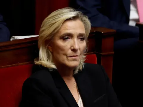Fransa'daki kaos devam ediyor. Le Pen sokaktaki öfkeyi oya çevirme peşinde - fotoğraf 1