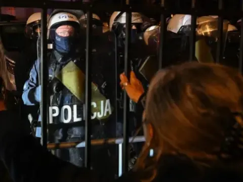 Polonya'da siyasi gerginlik: Anayasa Mahkemesi'ne polis konuşlandırıldı - fotoğraf 1