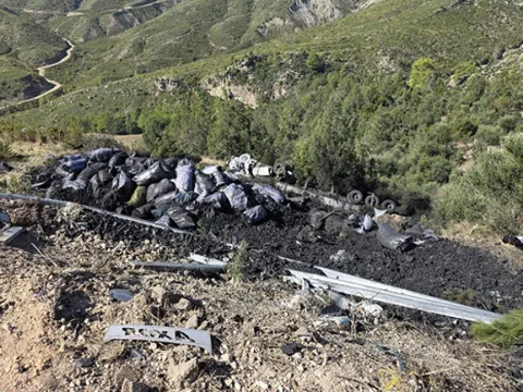 Virajı alamayan kömür yüklü TIR uçuruma devrildi: 2 yaralı - fotoğraf 3