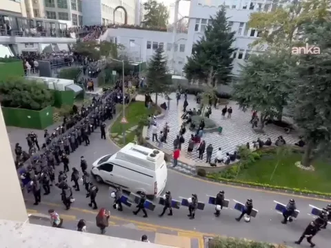 Öğrenciler yemek zammını protesto edince Boğaziçi'ne yüzlerce polis gönderildi - fotoğraf 2