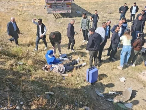Aynı yöne gidiyorlardı kaza şarampolde bitti! Minibüsteki 11 yolcu yaralandı - fotoğraf 4