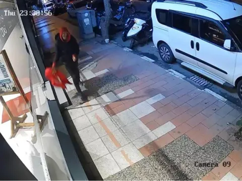 Türk bayrağına çirkin hareket: Polis, görüntülerdeki kişiyi - fotoğraf 4