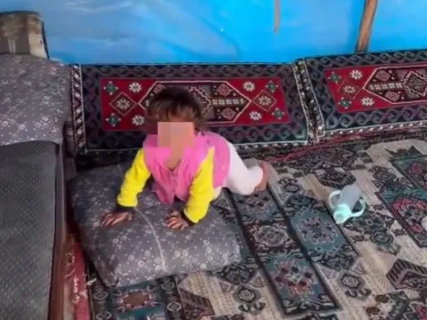 Anne babasının emanet ettiği bebeğe yaptıkları pes dedirtti: Görüntülere tepki yağdı - fotoğraf 1
