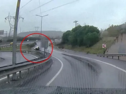 Göktürk'te korkunç kaza kamerada: ARAÇ YOLDAN ÇIKIP TAKLA ATTI! - fotoğraf 3