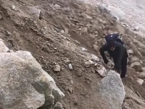 Ağrı Dağı'nda facianın eşiğinden döndüler! Dev kayalar üzerlerine yuvarlandı - fotoğraf 2
