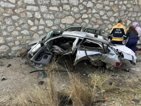 Çorum'da iki otomobil çarpıştı: 4 ölü, 2 yaralı - fotoğraf 1