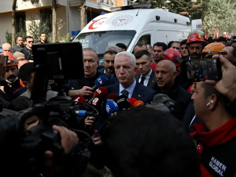 İstanbul'da 7 katlı bina kısmen çöktü: 3 kişi aranıyor - fotoğraf 4