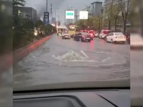 İstanbul'u sağanak ve fırtına vurdu. Yollar göle döndü, bir kadın suya kapıldı - fotoğraf 1
