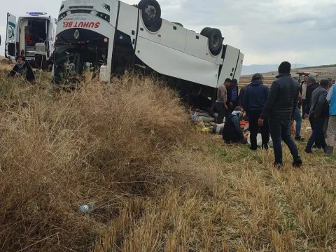 Afyonkarahisar’da midibüs şarampole uçtu; 25 kişi yaralandı - fotoğraf 1