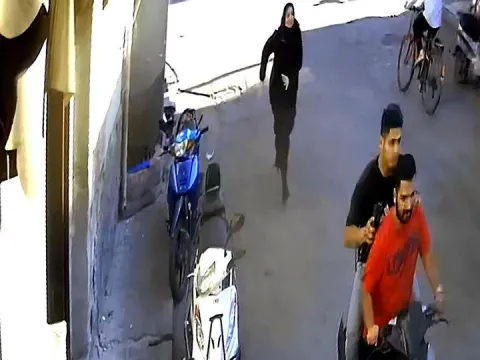 Çantası gasp edildi, şüphelileri kovaladı! O anlar kamerada! - fotoğraf 1