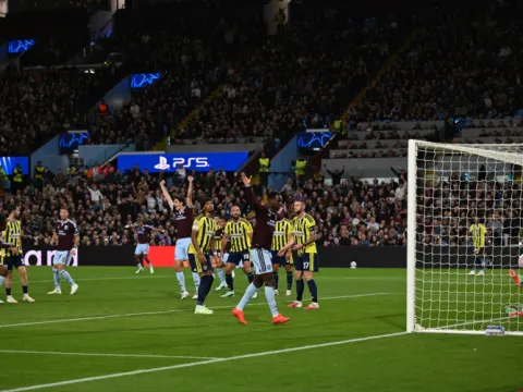 Fenerbahçe İngiltere'de farklı mağlup oldu - fotoğraf 1
