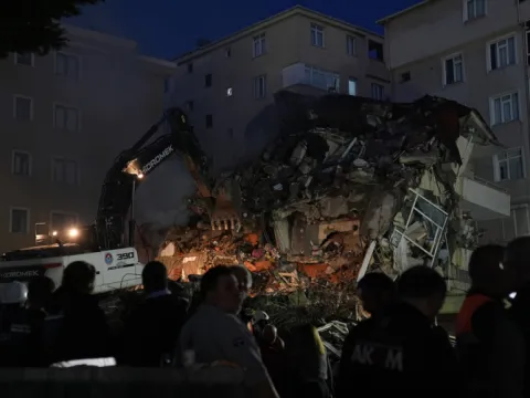 İstanbul'da 7 katlı bina kısmen çöktü: 3 kişi aranıyor - fotoğraf 2