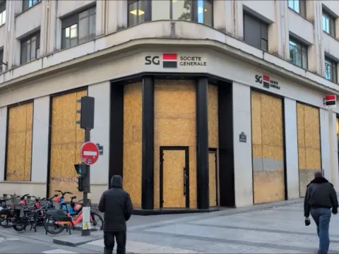 Dünyaca ünlü markalar camlarına sunta çakmaya başladı! İşte sebebi - fotoğraf 4