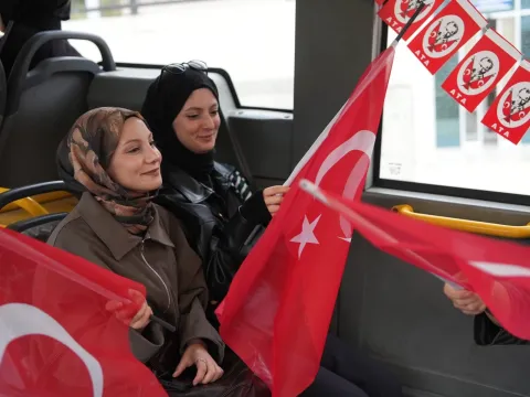 Halk otobüsünde yolcuları şoke eden Cumhuriyet Bayramı kutlaması! - fotoğraf 5