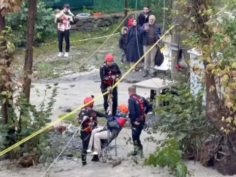Sapanca'da dere taştı! 2’si çocuk 8 kişi AFAD tarafından kurtarıldı - fotoğraf 1