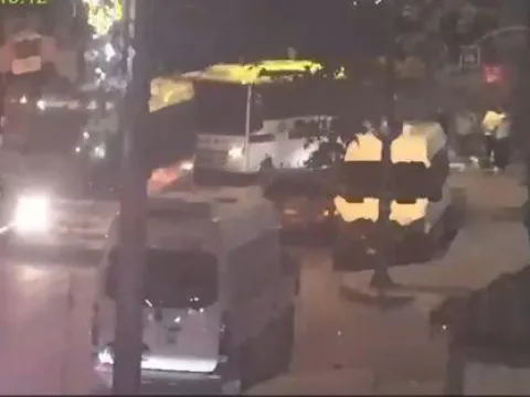 Gözaltındaki şüphelilerin bulunduğu polis otobüslerini takip ettiler! - fotoğraf 3