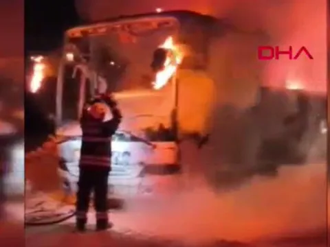 Hatay’da korkutan anlar: Seyir halindeki otobüs alev alev yandı - fotoğraf 3
