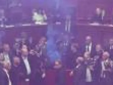 Arnavutluk meclisi duman ve sis altında! Vekiller oylamayı engellemek için meşale yaktı - fotoğraf 6