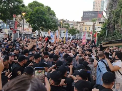 İzmir'de Cemil Tugay protestosu: Polis müdahale etti - fotoğraf 1
