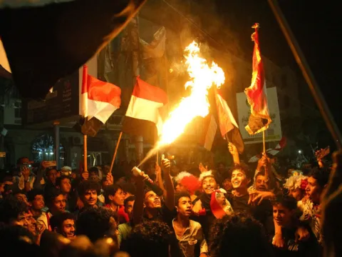 Husilerden Riyad'a balistik füze saldırısı: Aden Havalimanı'nda yolcular tahliye edildi - fotoğraf 5