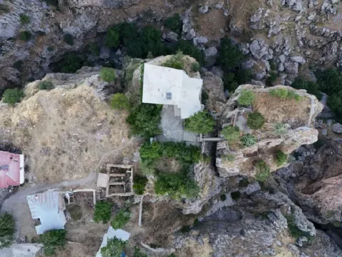 Bu evin bahçesine köprüyle geçiliyor. 168 metre yükseklikte, gören bir daha bakıyor - fotoğraf 1