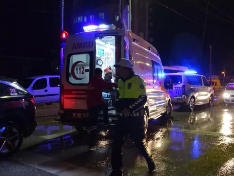 Burdur’da öğrenci servisi ile otomobil çarpıştı: 12 öğrenci hastaneye götürüldü - fotoğraf 3