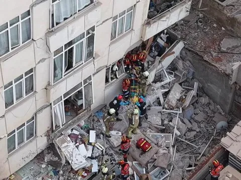 Maltepe'de enkazdan çıkan kişi çökme anını anlattı: "Binamız çatlaktı, komşular sesler duyuyordu" - fotoğraf 2