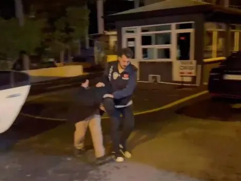 Kuyumcudan soygun anında alkışlık oyun! - fotoğraf 5