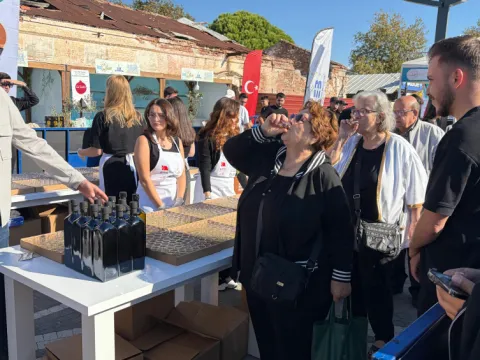 Edremit'te zeytinyağı tadımında Guinness Dünya Rekoru kırıldı - fotoğraf 1