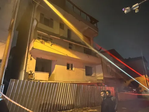 Boşaltılan binada balkon çöktü, sokak giriş-çıkışa kapatıldı - fotoğraf 3