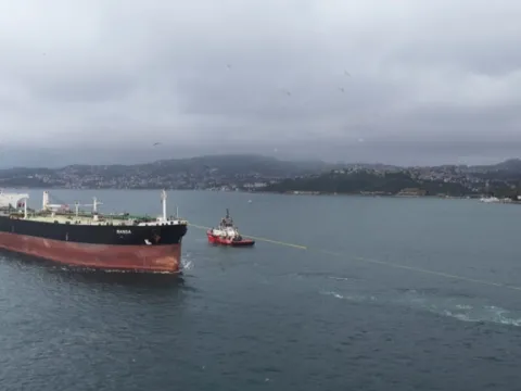 Sarıyer açıklarında karaya oturan tanker İstanbul Boğazı'ndan geçirildi - fotoğraf 3