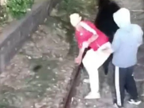 Hareket halindeki trenin önünü kestiler! - fotoğraf 1