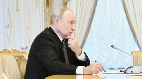 AB Putin’e elçi arayışında