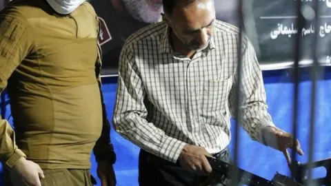ABD ile gerilimin devam ettiği İran’da sivillere silah eğitimi veriliyor