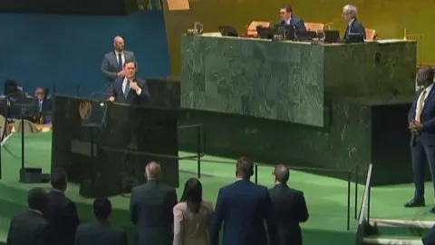 ABD ile Küba heyeti karşı karşıya! Masalara vurdular, kürsüye yürüdüler