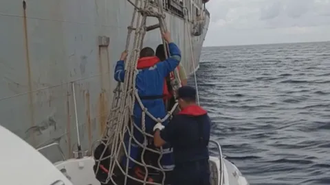 Açık denizde mahsur kalan yaralı mürettebat için Sahil Güvenlik seferber oldu