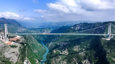 Açtıkları 2.982 metrelik köprüye 3 milyon turist akın etti