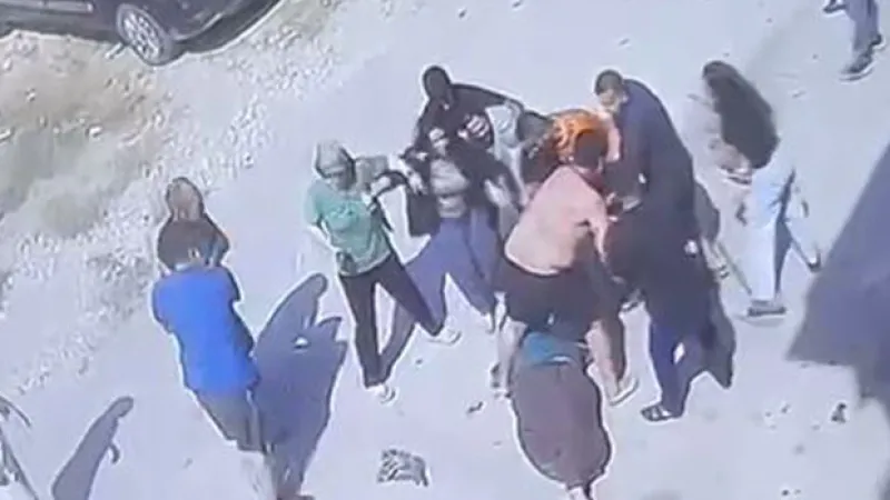 Adana'da çocuk gürültüsü kavgası kana bulandı: Zincirli, keserli saldırı kamerada