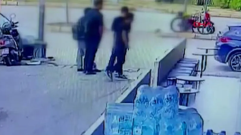 Adana'da dehşet anları: İki çocuk yaşıtlarını sokak ortasında böyle sürükledi!