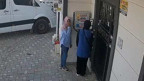 Adana'da eşarp ve plastik aparatla hırsızlık: Güvenlik kamerası ele verdi