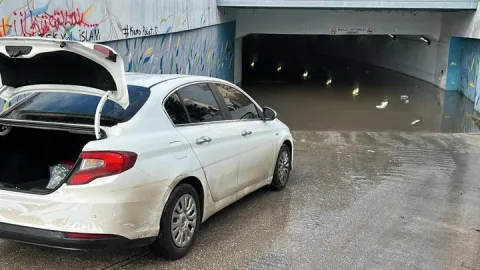Adana’da sağanak hayatı felç etti: Alt geçitte mahsur kalan aile kurtarıldı